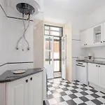 Cool Near Alfama Апартаменти *